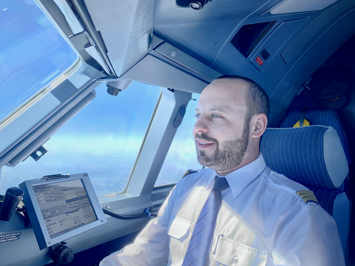 Julian Besken im Cockpit während des Fluges, Blick nach vorn